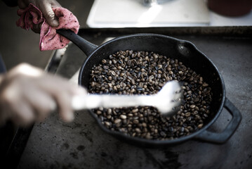 Granos de café mexicano tostados en cazuela de hierro