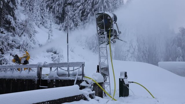 Verschneite Landschaft und Schneekanonen im Winter mit Drohne
