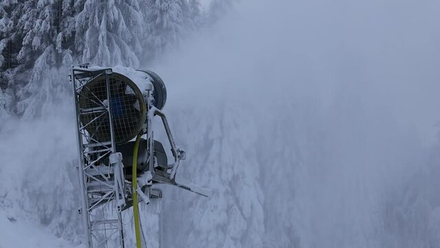 Verschneite Landschaft und Schneekanonen im Winter mit Drohne