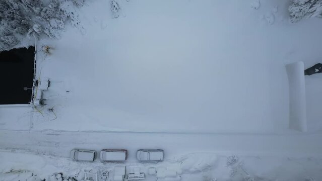 Verschneite Landschaft und Schneekanonen im Winter mit Drohne