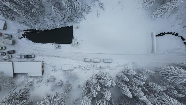 Verschneite Landschaft und Schneekanonen im Winter mit Drohne