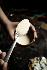 mano de mujer mexicana, salsa verde en bol de arcilla