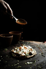 Mujer mexicana preparando antojitos, darkfood, sopes de maíz.