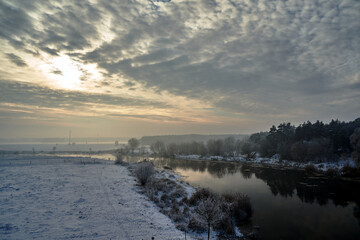floes on the Warta River and snow-covered bushes and trees during winter - obrazy, fototapety, plakaty