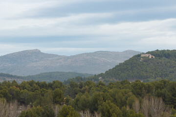 Paisaje con nubes del parque natural de la Sierra de Mariola desde el castillo de Barxell en Alcoi, España