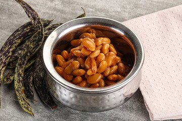 Canned white bean in tomato sauce