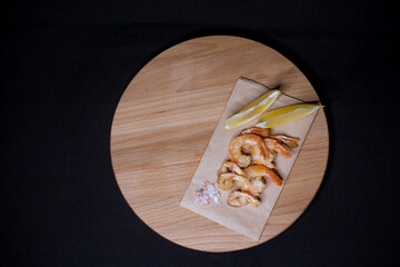Fried shrimps with lemon