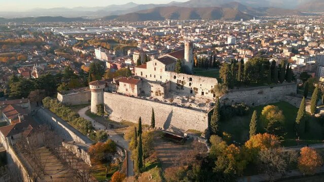 vista aerea di Brescia con il suo castello, 4k 25 FPS