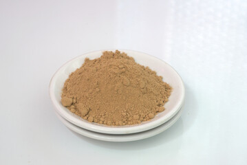 Zenzero in polvere usato in cucina come spezia da aggiungere in numerose ricette