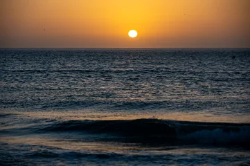 Photo sur Plexiglas Plage de Sotavento, Fuerteventura, Îles Canaries Sunrise over the Atlantic Ocean from Sotavento Beach, Costa Calma, Fuerteventura, Spain