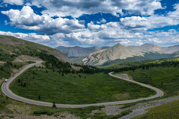 Driving through Cottonwood Pass in Colorado - obrazy, fototapety, plakaty