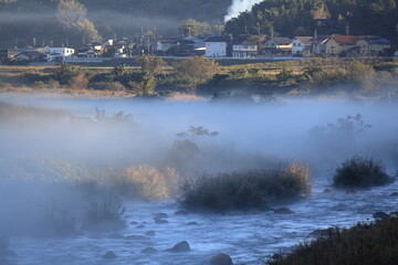 放射冷却で冷え込んだ朝　幻想的な川霧