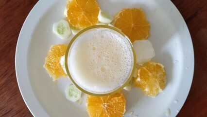 detox juice and oranges