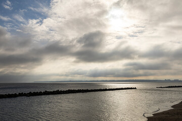 雨上がりの海、雲の合間から差込む薄明光線