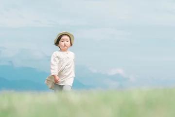 Foto op Canvas 草原・青空の見える公園で遊ぶ女の子・子供・キッズ  © buritora