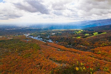 紅葉と那須の街並み