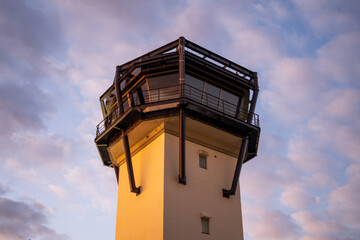 日本の岡山県岡山市の岡山空港の管制塔