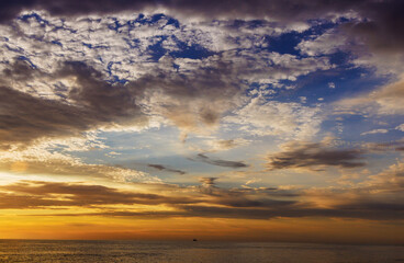 Fototapeta premium Sunset with beautiful colorful bright of sky horizon