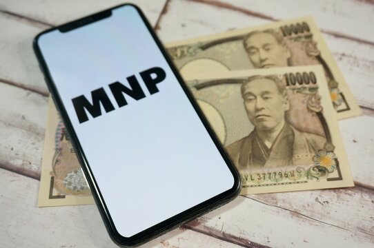 携帯電話のMNPとお金のイメージ 