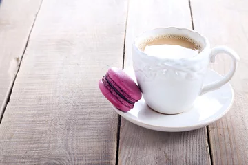 Keuken spatwand met foto Purple macaron cake and cup of coffee © Hodea