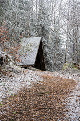Winterlandschaft mit Schutzhütte