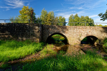  Historische Bogenbr&uuml;cke &uuml;ber den Flusslauf der Thulba in der Gemeinde Thulba, Landkreis Bad Kissingen, Unterfranken, Franken, Bayern, Deutschland