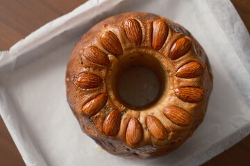 焼きたて全粒粉の手作りクグロフ、kouglof、アーモンドをTOPに