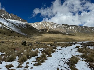 The time to go down has arrived and the volcano lagoon awaits us with its beautiful contrasts between snow, water, stone and grassland.