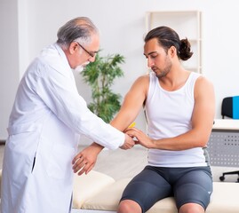 Obraz premium Young male patient visiting experienced doctor