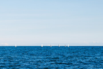 Obraz premium group of sailing boats on Issyk-Kul lake in Kyrgyzstan at sunny autumn afternoon