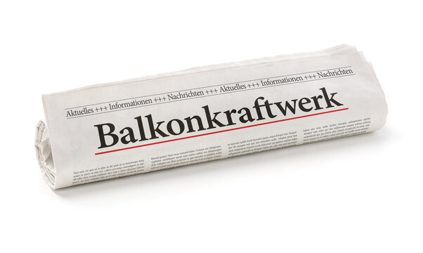 Zeitungsrolle mit der Überschrift Balkonkraftwerk