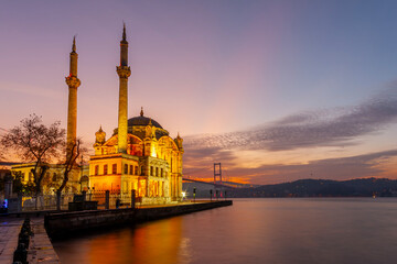 Fototapeta premium Ortakoy Mosque and Bosphorus bridge in Istanbul at sunrise, Turkey