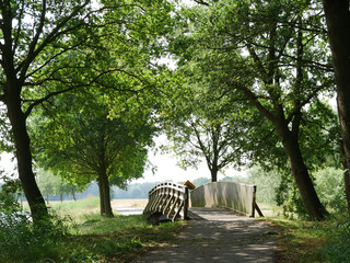 schöne Holzbrücke