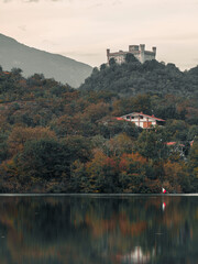 Fototapeta premium Castello di Montalto Dora riflesso sul Lago Sirio, Canavese - Parte 1