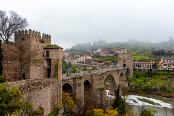 Puente de San Martín sobre el Rio Tajo, Toledo, España