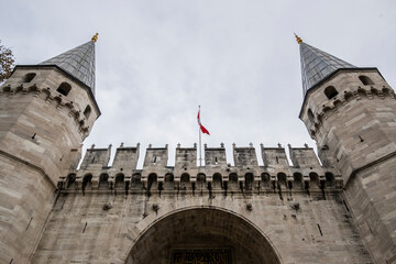Muralla con torres de la entrada al Palacio Topkapi, la puerta del Saludo Estambul, Turquía - obrazy, fototapety, plakaty