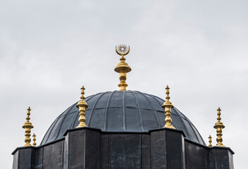 Fototapeta na wymiar Cúpula negra de una mezquita, Estambul, Turquía