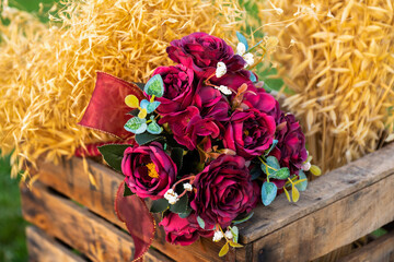 Ramo de rosas decorativo sobre caja de madera