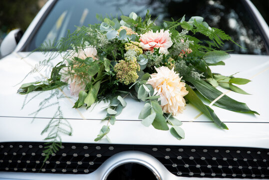 decoration wedding bouquet on the car