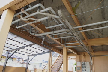 ピロティに設置された配管