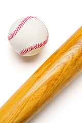 硬式野球ボールと木製バット