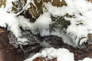 frozen waterfall , zamarzniety wodny wodospad. - obrazy, fototapety, plakaty