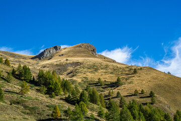 Fototapeta na wymiar Spettacolo in Valle Varaita: dalla vetta del monte Peyron con vista sul Lago di Pontechianale e sulla cima del Monviso