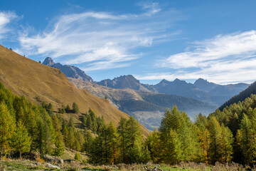 Fototapeta na wymiar Spettacolo in Valle Varaita: dalla vetta del monte Peyron con vista sul Lago di Pontechianale e sulla cima del Monviso