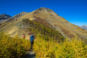 Fototapeta premium Spettacolo in Valle Varaita: dalla vetta del monte Peyron con vista sul Lago di Pontechianale e sulla cima del Monviso