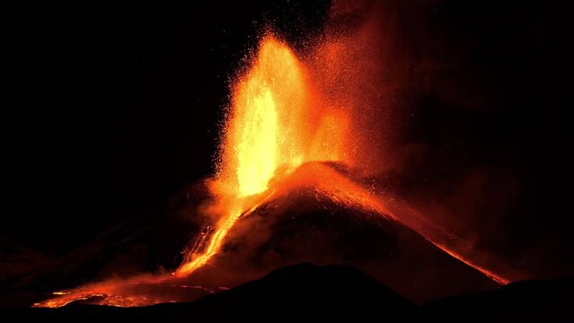 Attivit&agrave; eruttiva al cratere di SudEst dell'Etna, avvenuta in data 1 dicembre 2023.