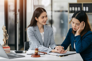 Lawyer or Legal advisers encourage clients.encouraged the client after discussing the terms of the contract.