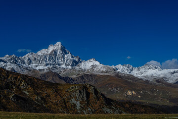 Lo spettacolo del Monviso dopo la prima nevicata dell’inverno