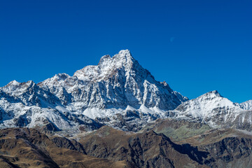 Lo spettacolo del Monviso dopo la prima nevicata dell’inverno