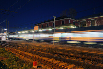 treno in movimento di notte nella stazione ferroviaria, 